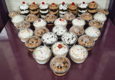 Chocolate  And Vanilla Cupcake (Minimum 6 Piece)