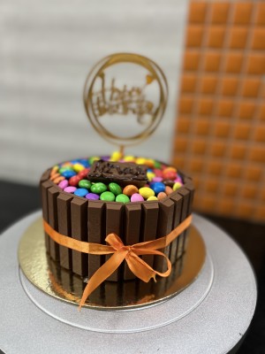 Classic Kitkat  Cake 500gm