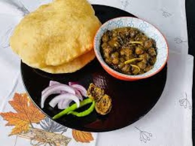 Chole Bhature (4 Bhature)