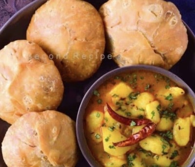 Khasta Kachori With Spicy Potato Gravy