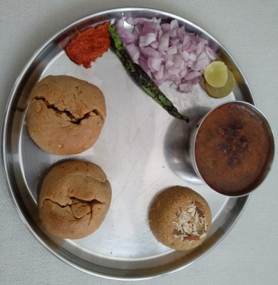 Rajasthani Dal Bati Churma (2pcs)