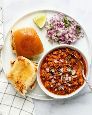 Chicken Kheema Pav (2 Pc Pav) Chicken Kheema Pav (2 Pc Pav)
