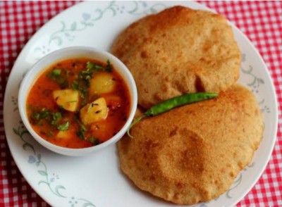 Bedmi Puri With Aloo Subzi (4 Puri) (Min 5)