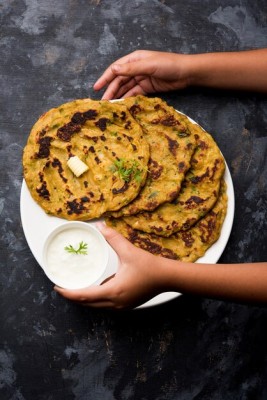 Thalipith & Curd   4 Pc