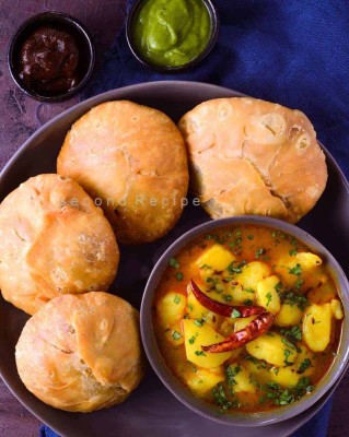 Aloo Kachori (6 Puri) With Aloo Ki Sabji  (250 Gm)