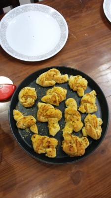 Cheesy Knots  ( 6 Pieces )