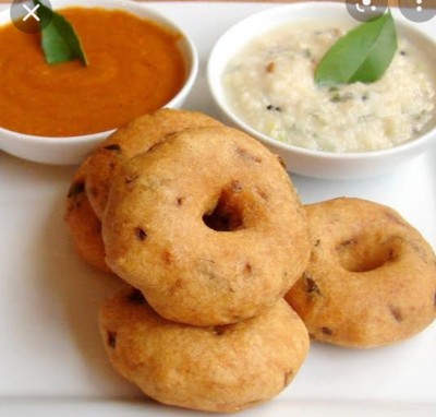 Mendu Vada (4 Nos.) With Sambhar With Chatny