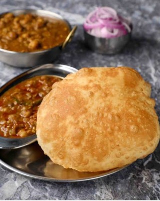 Chhole Bhature ( 4pcs)