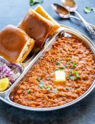 Pav Bhaji With 4 Bun With Papad And Salad
