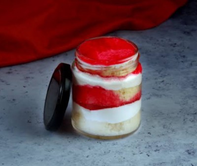 Strawberry Jar Cake (200 Gm)
