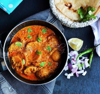 Kashmiri Dum Aloo With Wheat 2 Chapaties