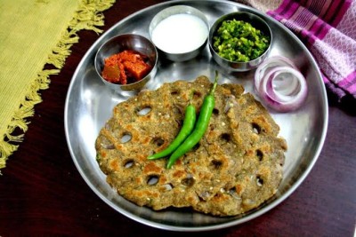Thalipeeth And Chutney (2p)