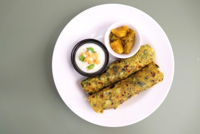 Thepla – 6pc- Curd, Sukibhaji, Pickle, Garlic Chutney