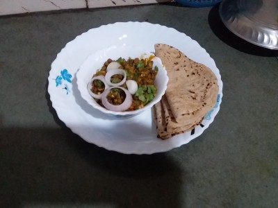 Plain Chapati And Chicken Tadka