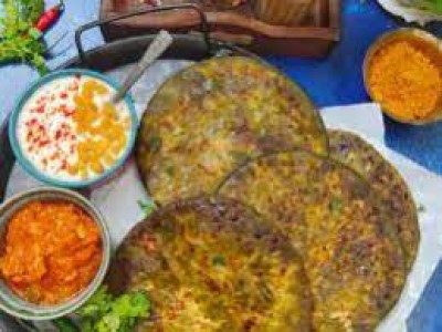 Palak Panneer Paratha With Curd